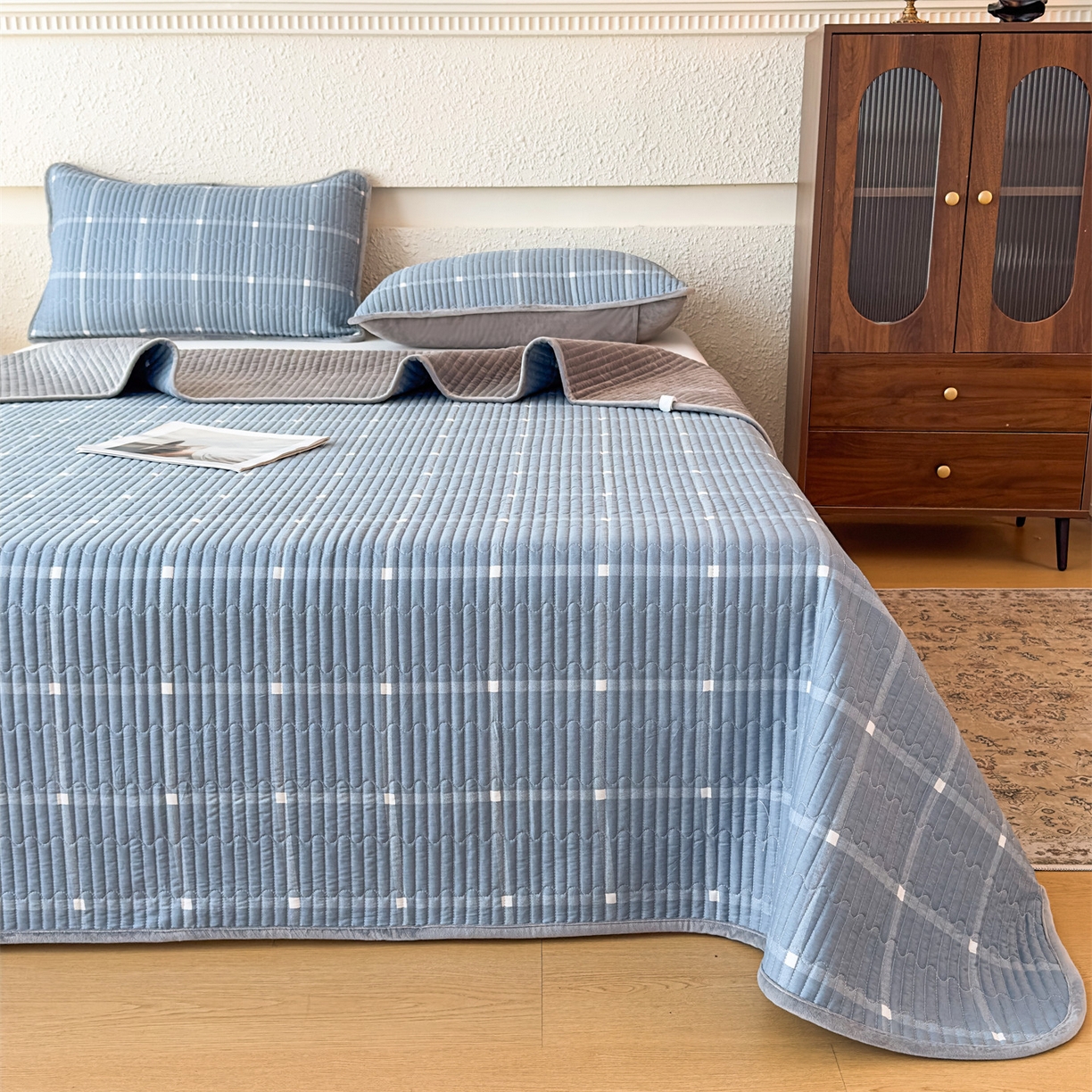 91家纺网 家纺一手货源 找家纺 恒爱家纺 2025新款全棉宝宝绒双拼床盖三件套 蓝灰中格