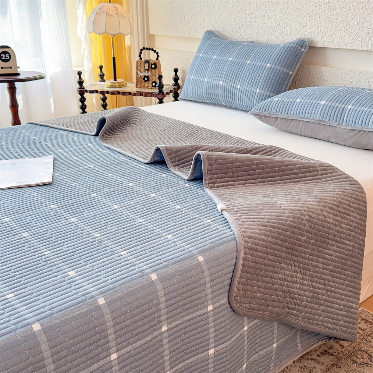 91家纺网 家纺一手货源 找家纺 恒爱家纺 2025新款全棉宝宝绒双拼床盖三件套 蓝灰中格