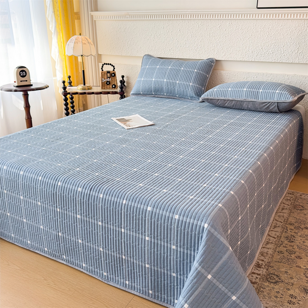 91家纺网 家纺一手货源 找家纺 恒爱家纺 2025新款全棉宝宝绒双拼床盖三件套 蓝灰中格