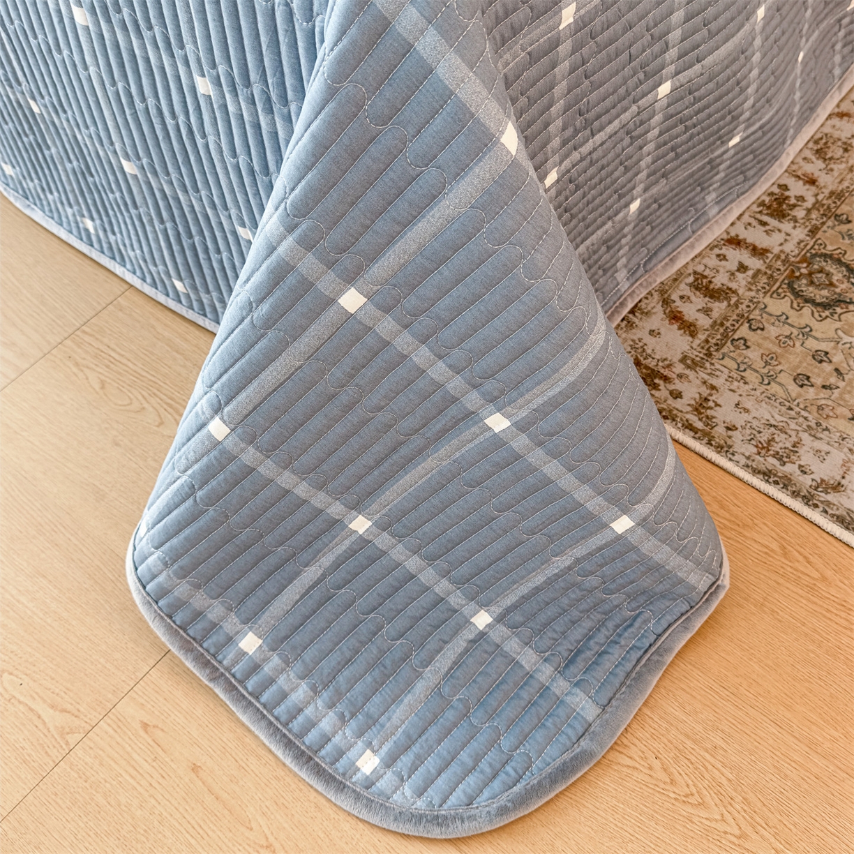 91家纺网 家纺一手货源 找家纺 恒爱家纺 2025新款全棉宝宝绒双拼床盖三件套 蓝灰中格