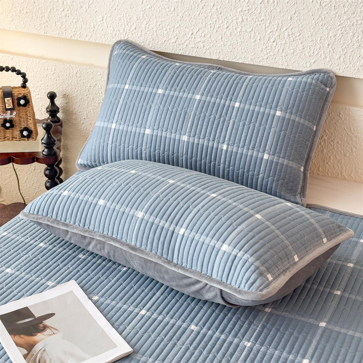 91家纺网 家纺一手货源 找家纺 恒爱家纺 2025新款全棉宝宝绒双拼床盖三件套 蓝灰中格