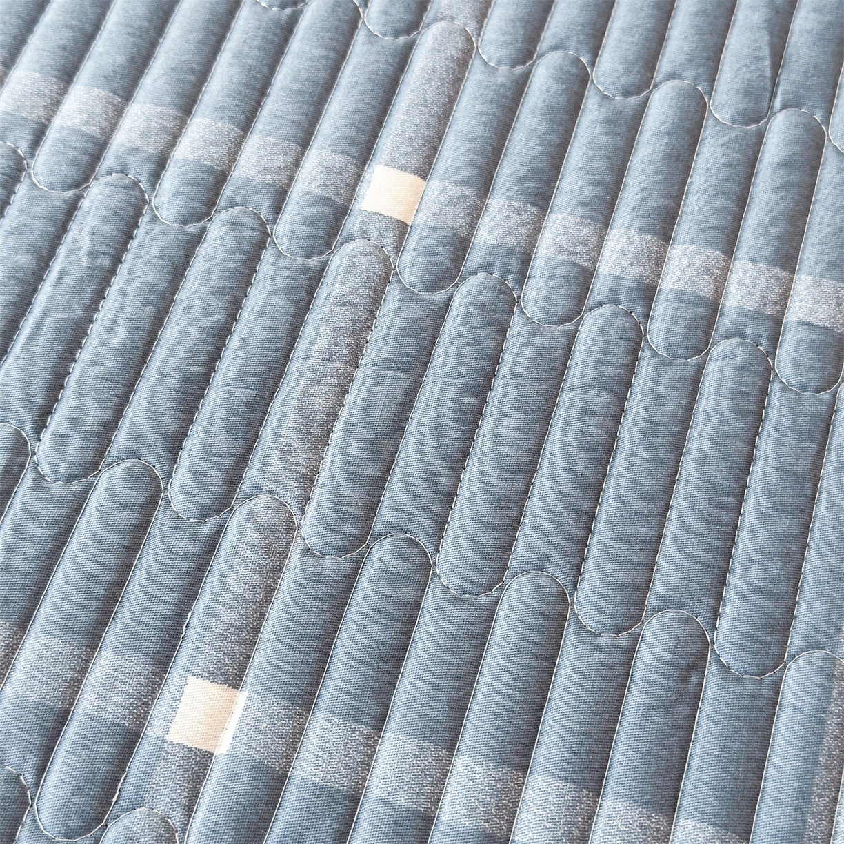 91家纺网 家纺一手货源 找家纺 恒爱家纺 2025新款全棉宝宝绒双拼床盖三件套 蓝灰中格