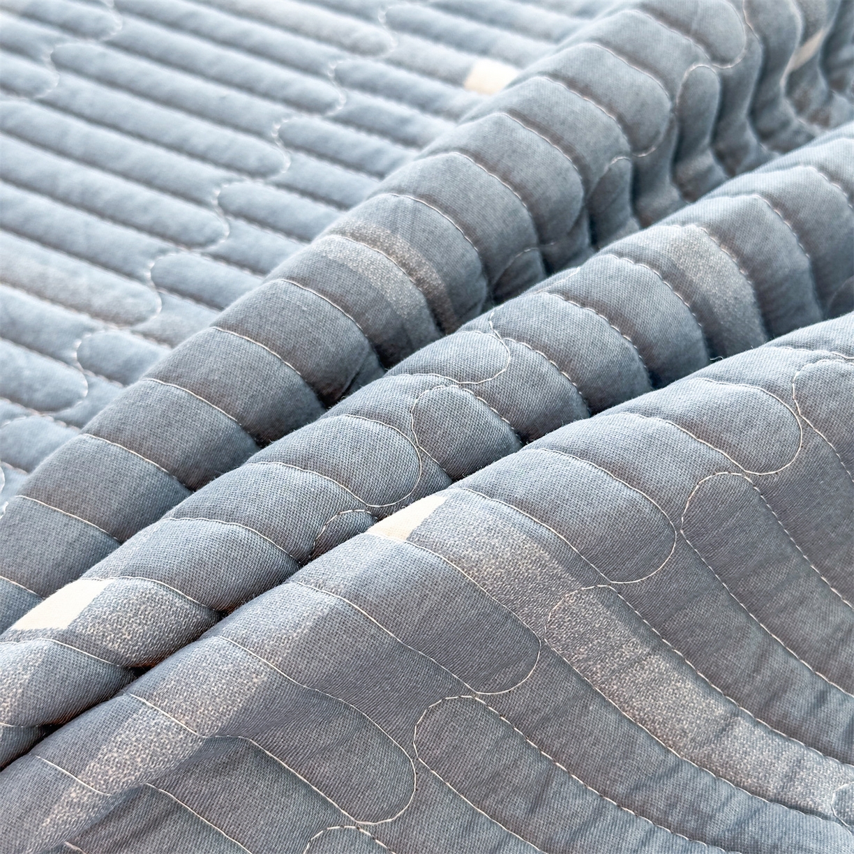 91家纺网 家纺一手货源 找家纺 恒爱家纺 2025新款全棉宝宝绒双拼床盖三件套 蓝灰中格