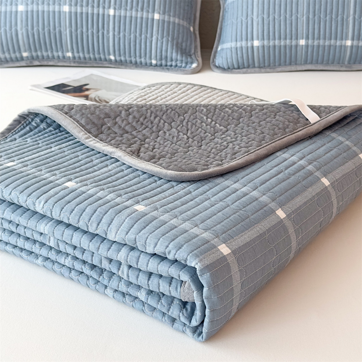 91家纺网 家纺一手货源 找家纺 恒爱家纺 2025新款全棉宝宝绒双拼床盖三件套 蓝灰中格