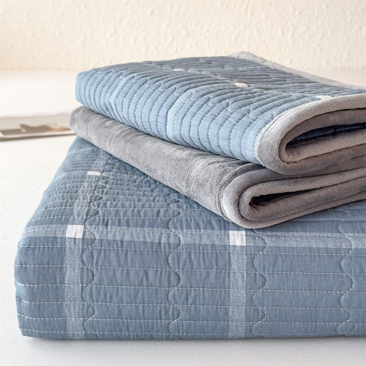 91家纺网 家纺一手货源 找家纺 恒爱家纺 2025新款全棉宝宝绒双拼床盖三件套 蓝灰中格