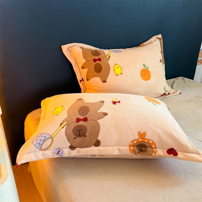 91家纺网 家纺一手货源 找家纺 艾特你 2025新款小清新高克重牛奶绒印花四件套 橘子卡皮