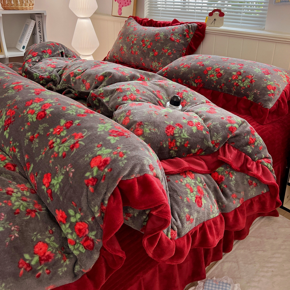 91家纺网 家纺一手货源 找家纺 （总）富米莱（原臻工厂） 2025新款热卖舒适花边牛奶绒床盖床裙床单四件套