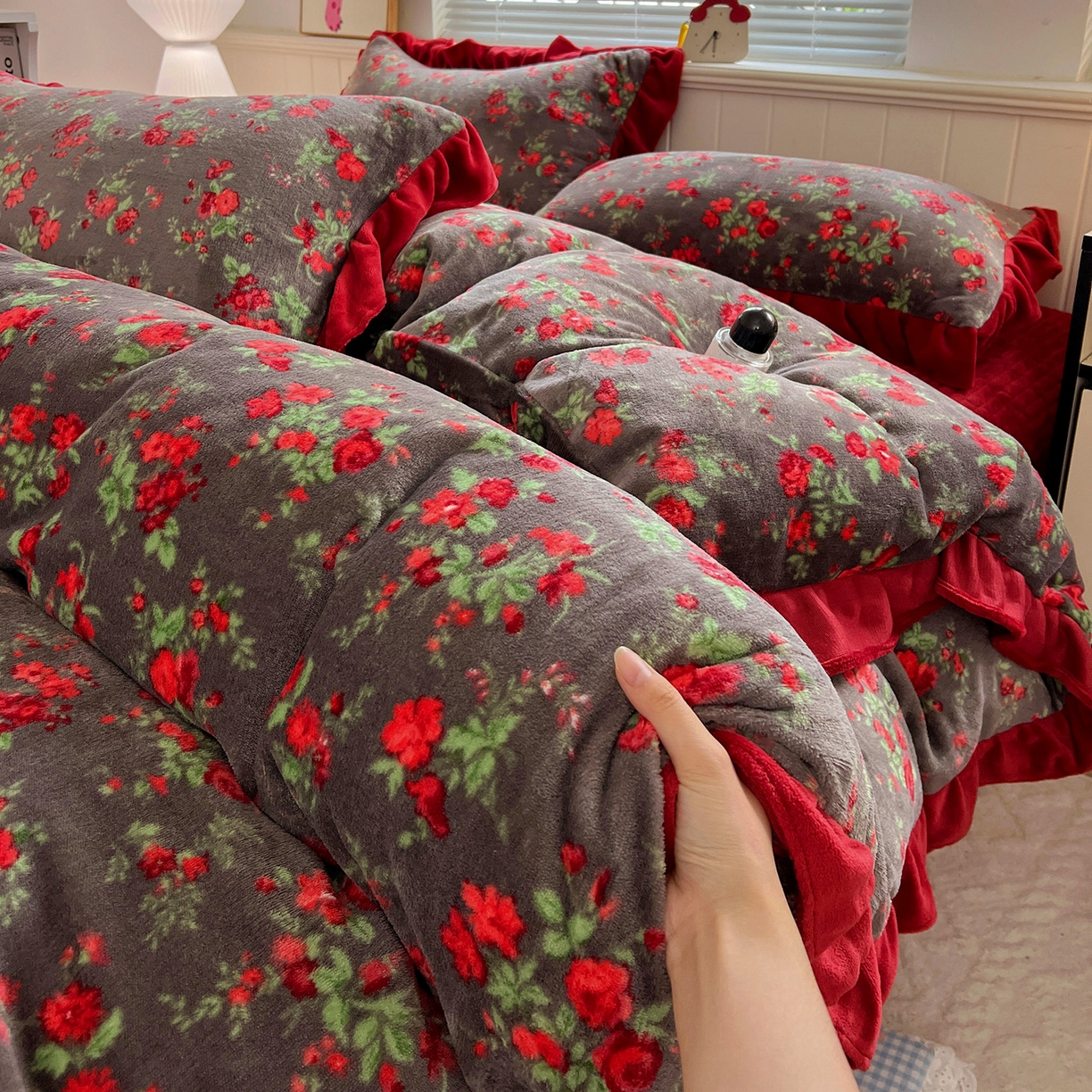 91家纺网 家纺一手货源 找家纺 （总）富米莱（原臻工厂） 2025新款热卖舒适花边牛奶绒床盖床裙床单四件套