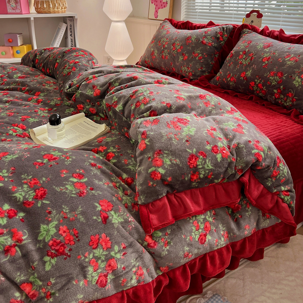 91家纺网 家纺一手货源 找家纺 （总）富米莱（原臻工厂） 2025新款热卖舒适花边牛奶绒床盖床裙床单四件套