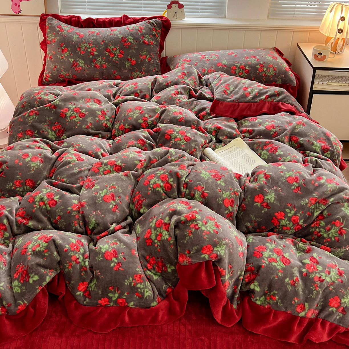 91家纺网 家纺一手货源 找家纺 （总）富米莱（原臻工厂） 2025新款热卖舒适花边牛奶绒床盖床裙床单四件套