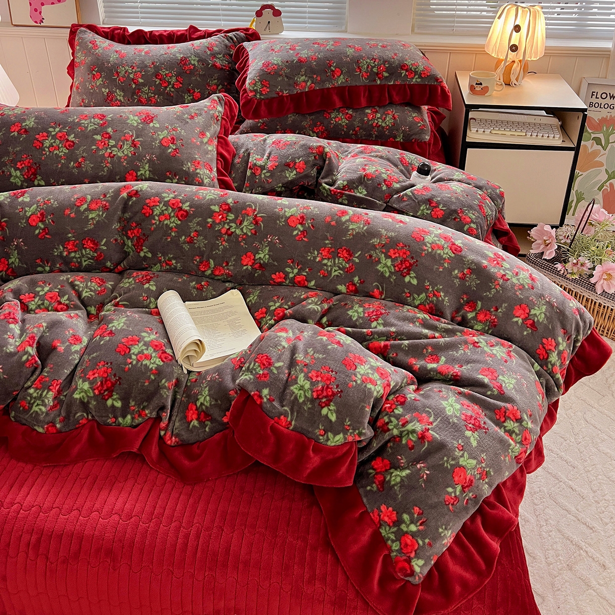 91家纺网 家纺一手货源 找家纺 （总）富米莱（原臻工厂） 2025新款热卖舒适花边牛奶绒床盖床裙床单四件套