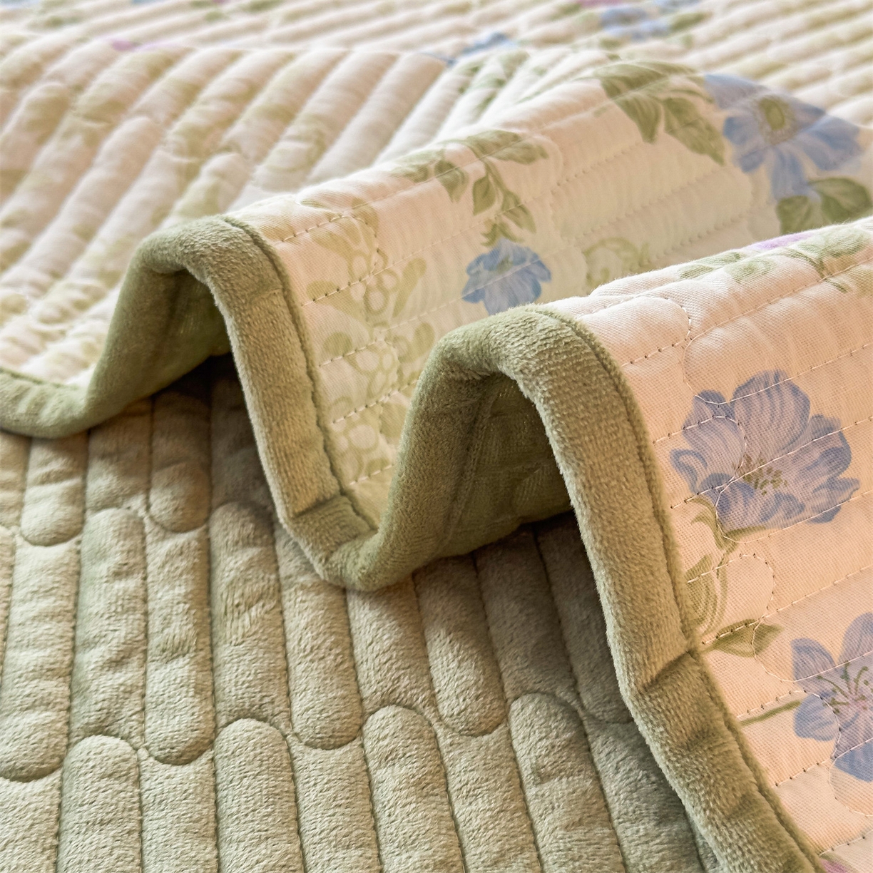 91家纺网 家纺一手货源 找家纺 恒爱家纺 2025新款全棉宝宝绒双拼床盖三件套 蓝香芥