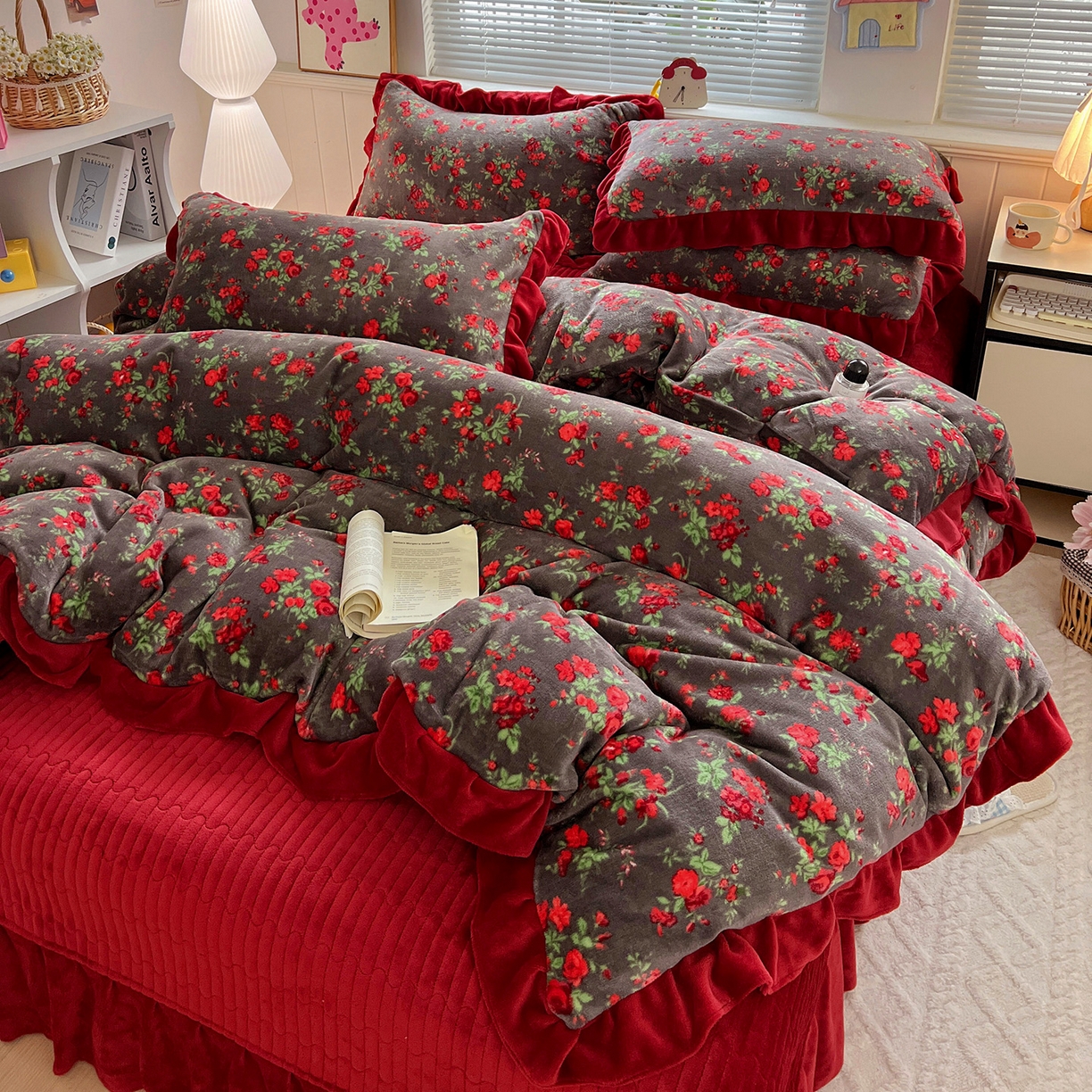 91家纺网 家纺一手货源 找家纺 （总）富米莱（原臻工厂） 2025新款热卖舒适花边牛奶绒床盖床裙床单四件套