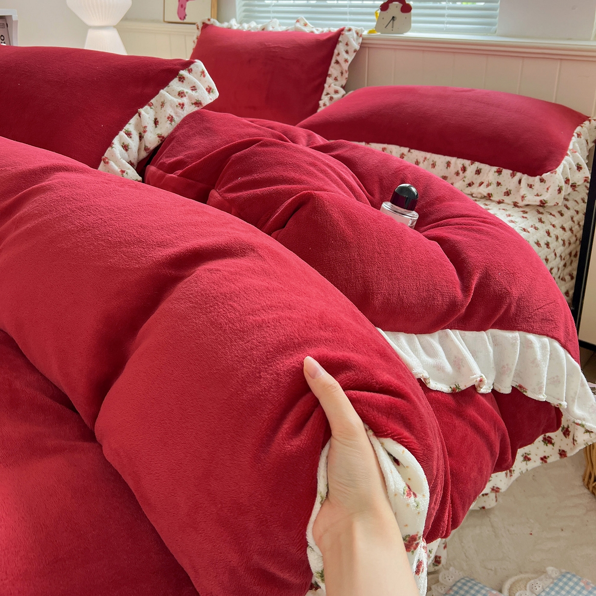 91家纺网 家纺一手货源 找家纺 富米莱（原臻工厂） 2025新款热卖舒适花边牛奶绒床盖床裙床单四件套 番喜-米