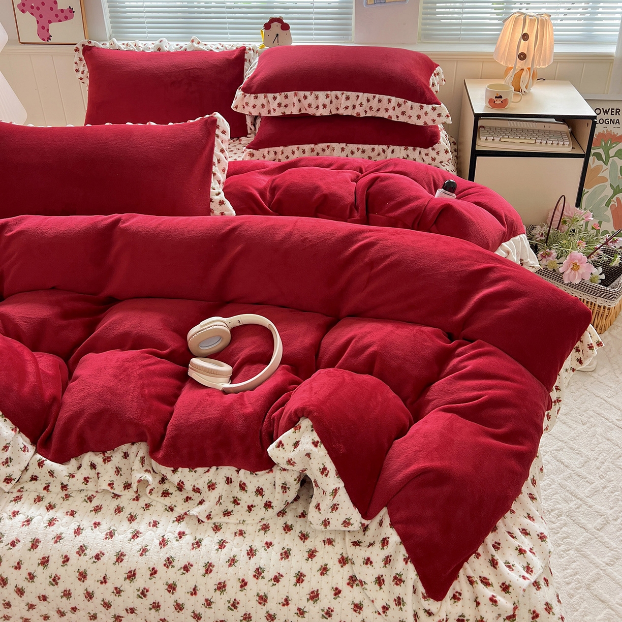 91家纺网 家纺一手货源 找家纺 富米莱（原臻工厂） 2025新款热卖舒适花边牛奶绒床盖床裙床单四件套 番喜-米