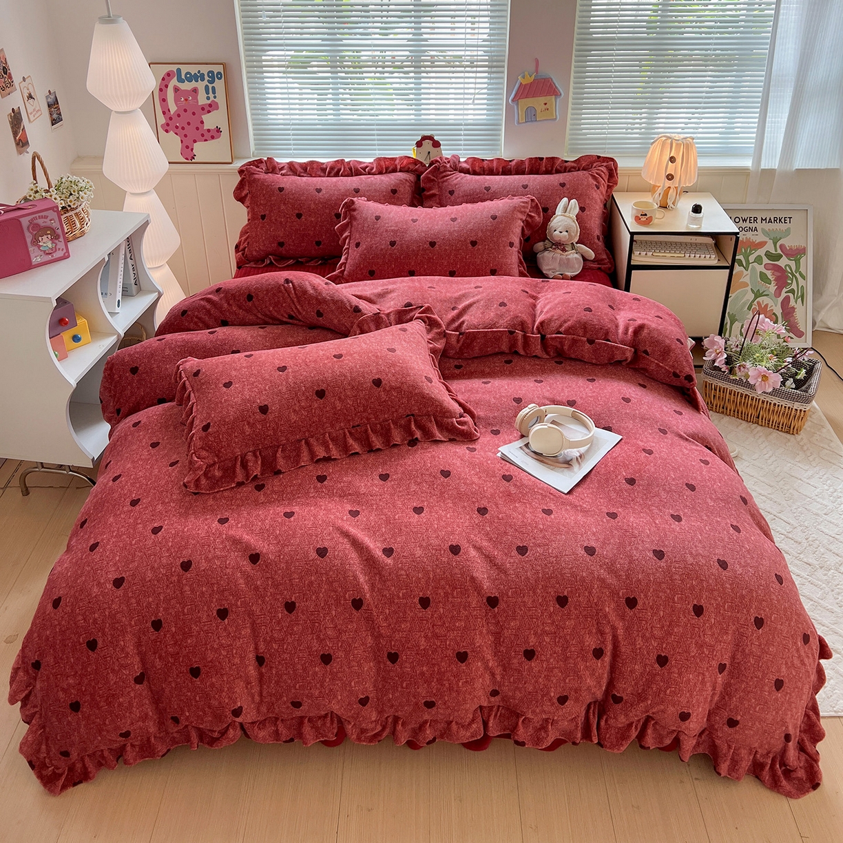 91家纺网 家纺一手货源 找家纺 富米莱（原臻工厂） 2025新款热卖舒适花边牛奶绒床盖床裙床单四件套 心尖尖-红