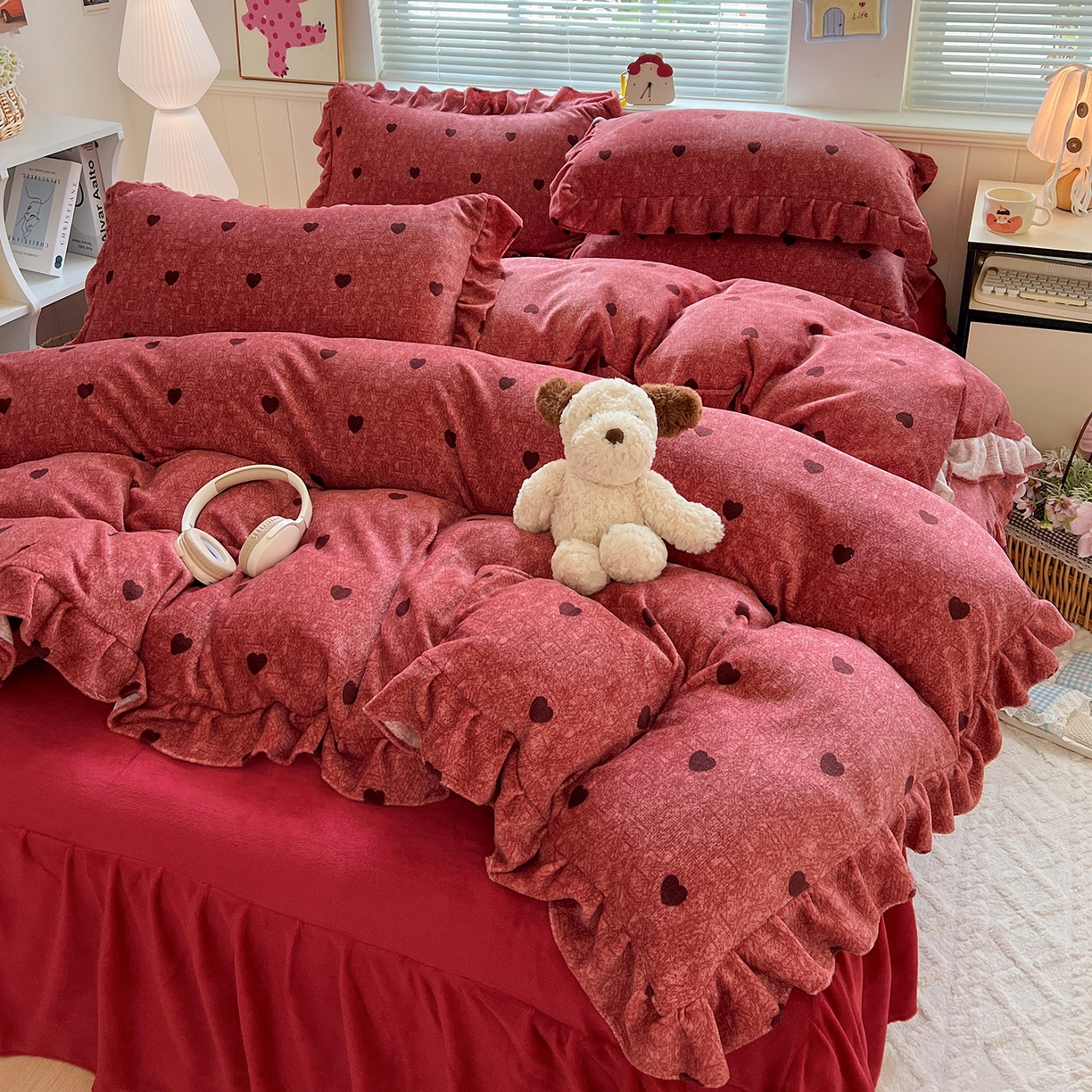 91家纺网 家纺一手货源 找家纺 富米莱（原臻工厂） 2025新款热卖舒适花边牛奶绒床盖床裙床单四件套 心尖尖-红