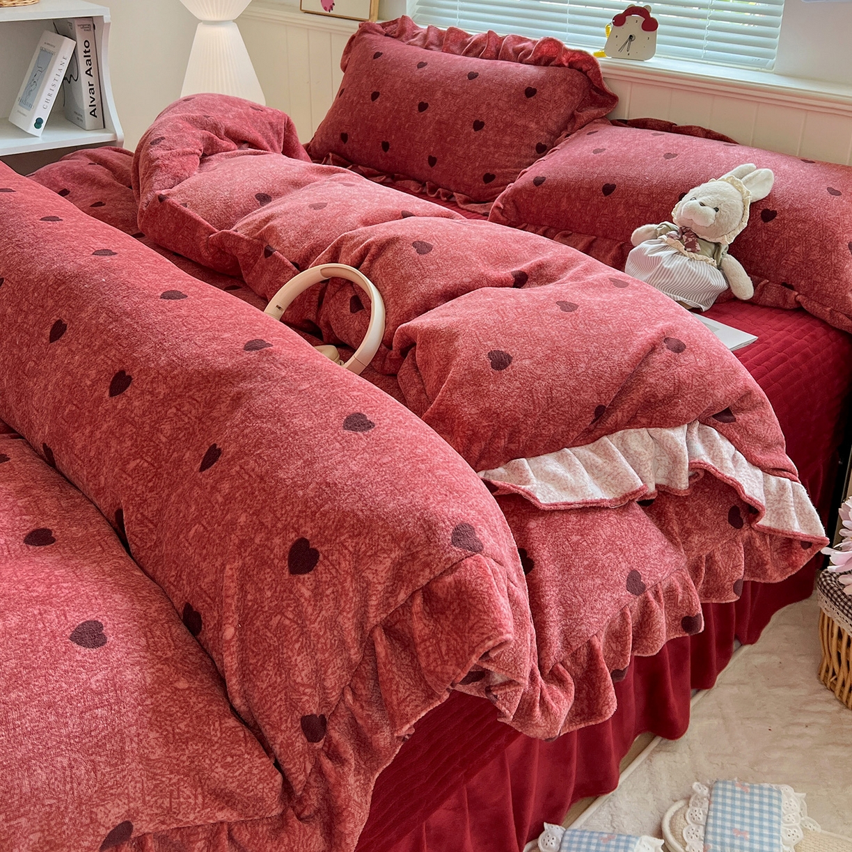 91家纺网 家纺一手货源 找家纺 富米莱（原臻工厂） 2025新款热卖舒适花边牛奶绒床盖床裙床单四件套 心尖尖-红