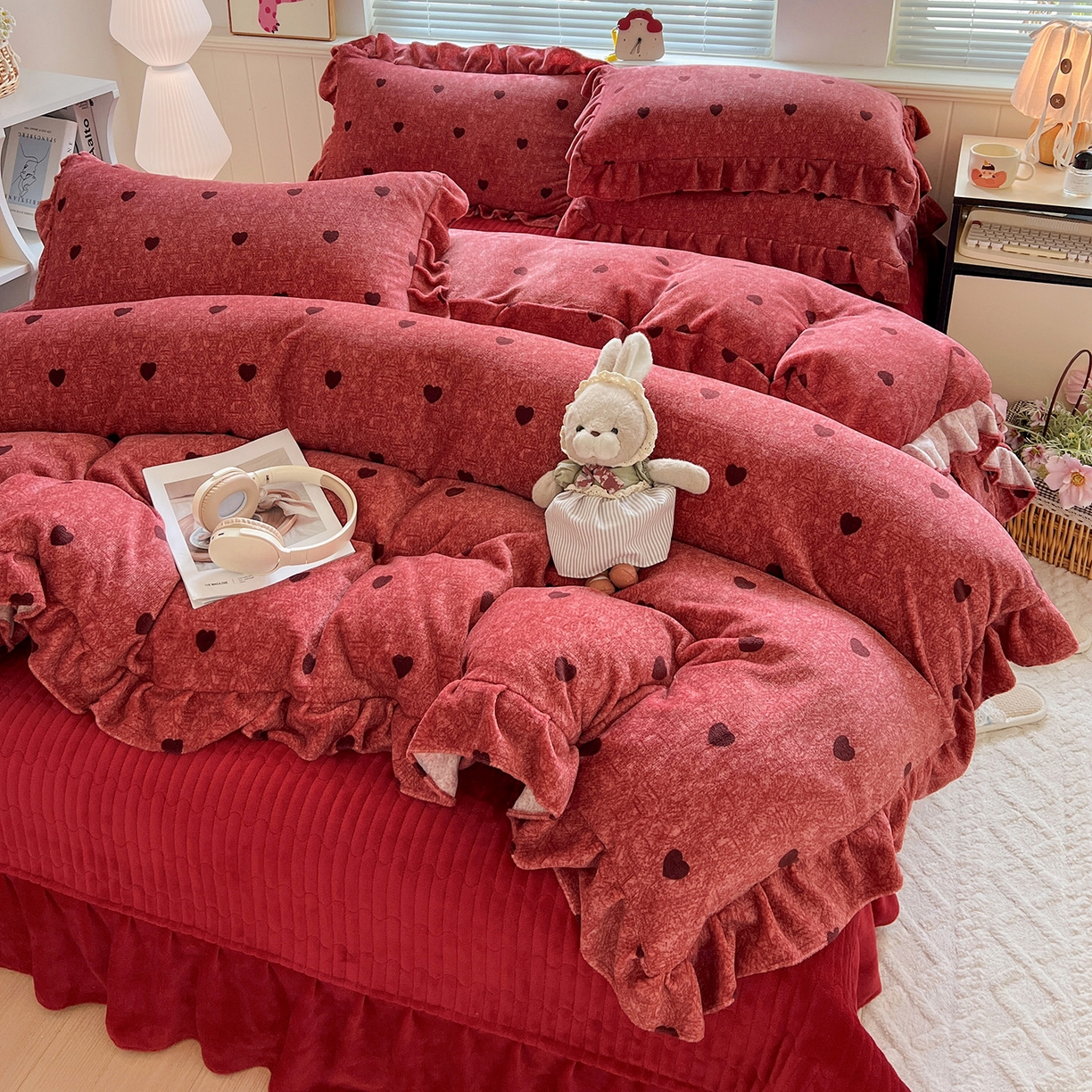 91家纺网 家纺一手货源 找家纺 富米莱（原臻工厂） 2025新款热卖舒适花边牛奶绒床盖床裙床单四件套 心尖尖-红