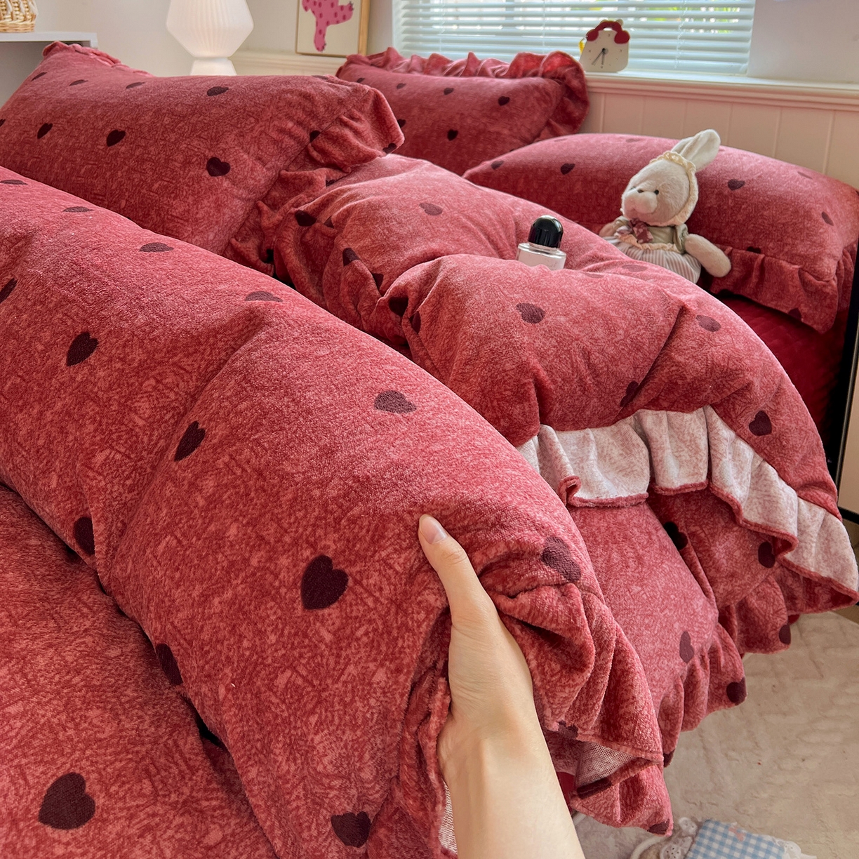 91家纺网 家纺一手货源 找家纺 富米莱（原臻工厂） 2025新款热卖舒适花边牛奶绒床盖床裙床单四件套 心尖尖-红