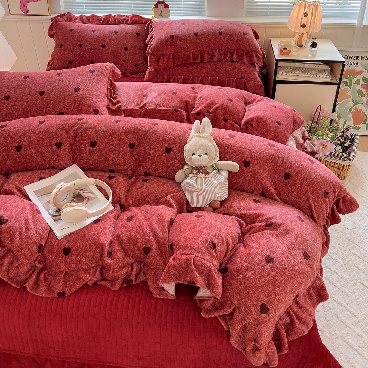 91家纺网 家纺一手货源 找家纺 富米莱（原臻工厂） 2025新款热卖舒适花边牛奶绒床盖床裙床单四件套 心尖尖-红