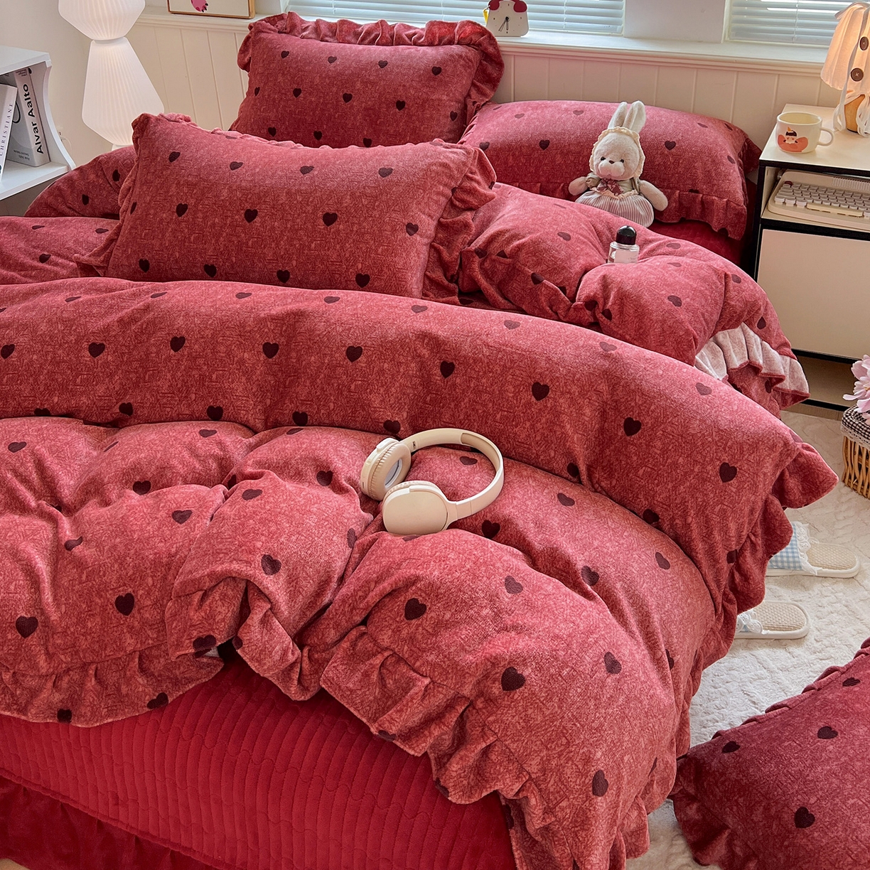 91家纺网 家纺一手货源 找家纺 富米莱（原臻工厂） 2025新款热卖舒适花边牛奶绒床盖床裙床单四件套 心尖尖-红