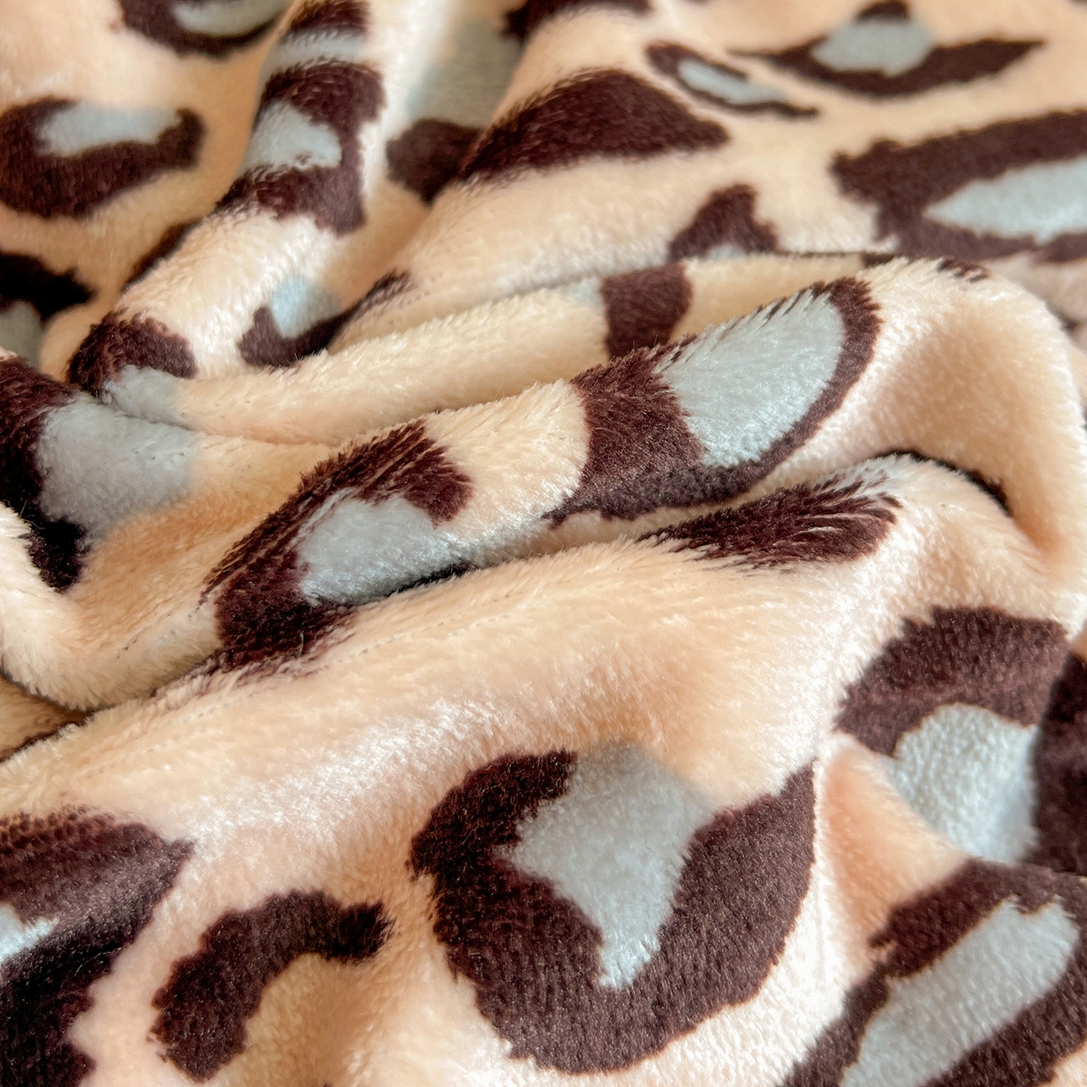 91家纺网 家纺一手货源 找家纺 富米莱（原臻工厂） 2025新款热卖舒适花边牛奶绒床盖床裙床单四件套 洋气豹纹-浅咖