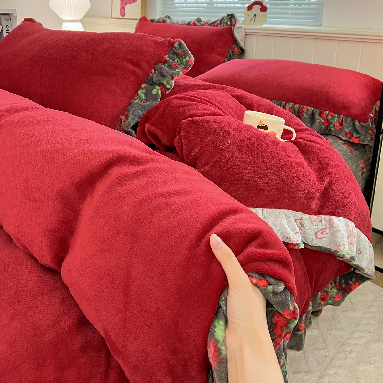 91家纺网 家纺一手货源 找家纺 富米莱（原臻工厂） 2025新款热卖舒适花边牛奶绒床盖床裙床单四件套 番喜-红