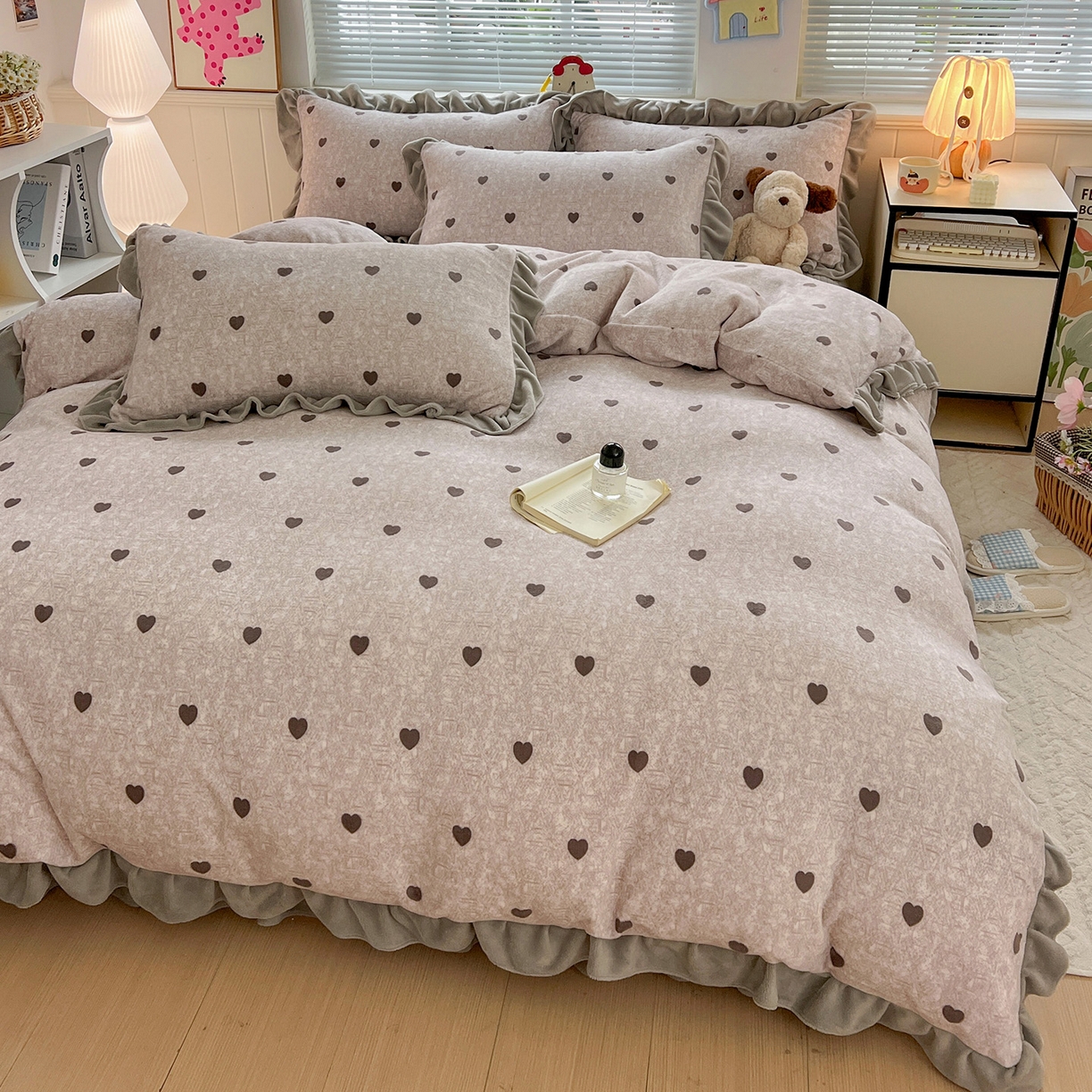 91家纺网 家纺一手货源 找家纺 富米莱（原臻工厂） 2025新款热卖舒适花边牛奶绒床盖床裙床单四件套 心尖尖-灰