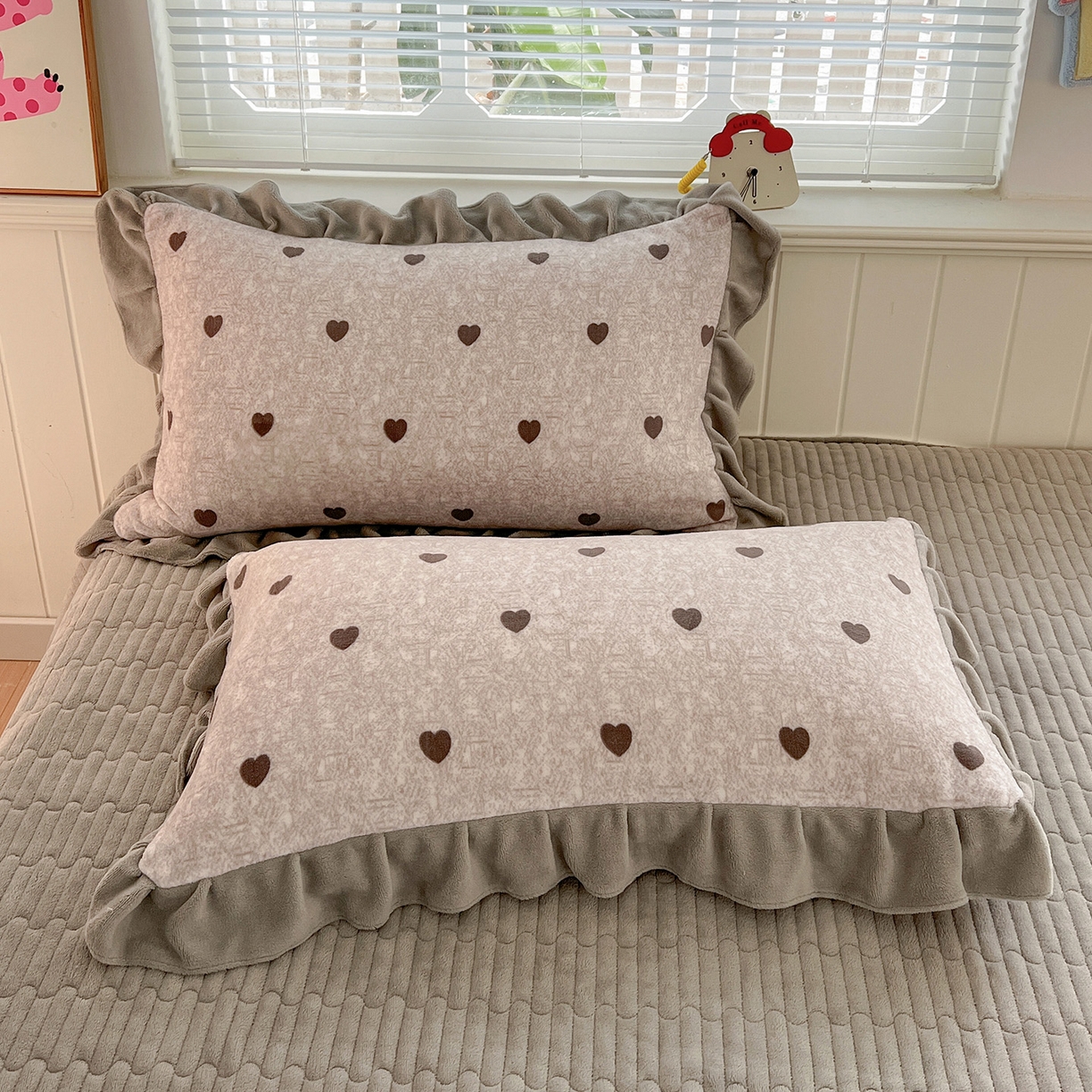 91家纺网 家纺一手货源 找家纺 富米莱（原臻工厂） 2025新款热卖舒适花边牛奶绒床盖床裙床单四件套 心尖尖-灰