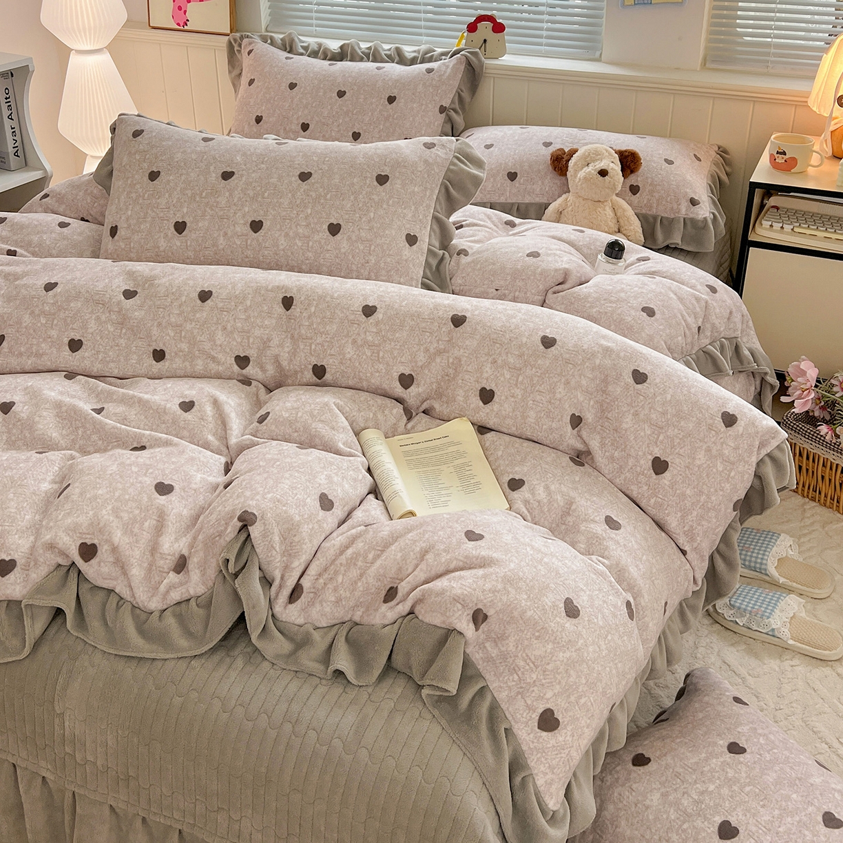 91家纺网 家纺一手货源 找家纺 富米莱（原臻工厂） 2025新款热卖舒适花边牛奶绒床盖床裙床单四件套 心尖尖-灰