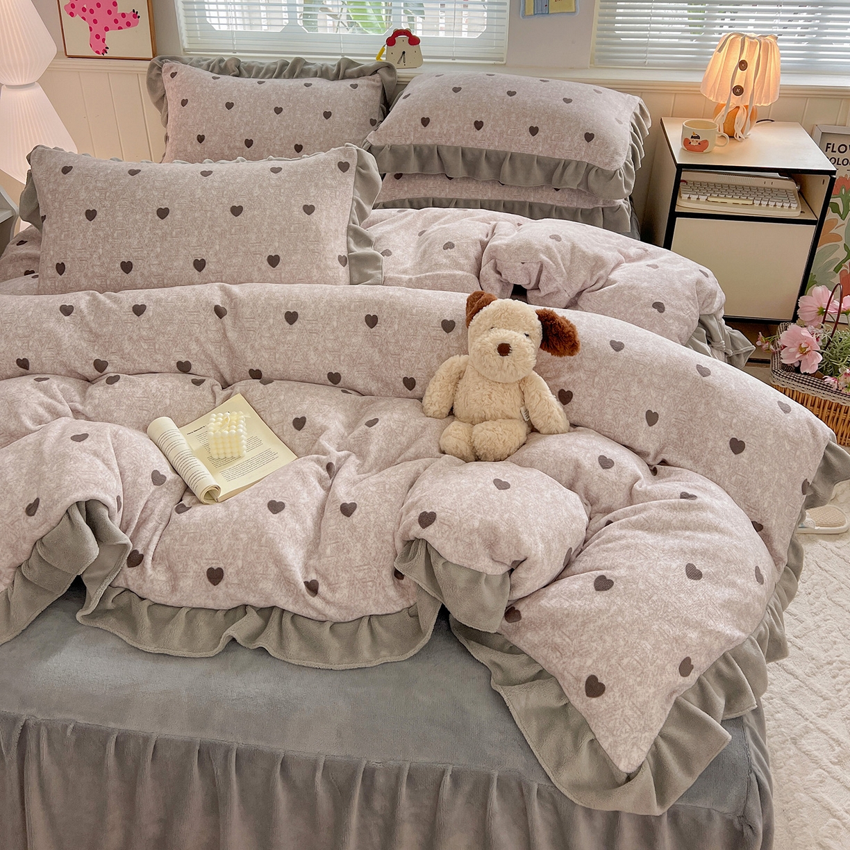 91家纺网 家纺一手货源 找家纺 富米莱（原臻工厂） 2025新款热卖舒适花边牛奶绒床盖床裙床单四件套 心尖尖-灰