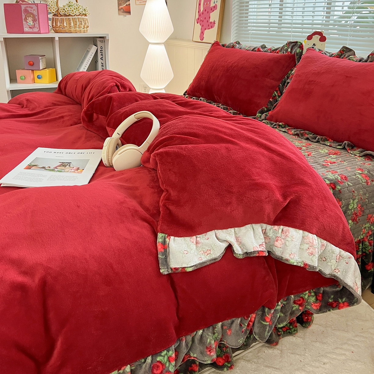 91家纺网 家纺一手货源 找家纺 富米莱（原臻工厂） 2025新款热卖舒适花边牛奶绒床盖床裙床单四件套 番喜-红