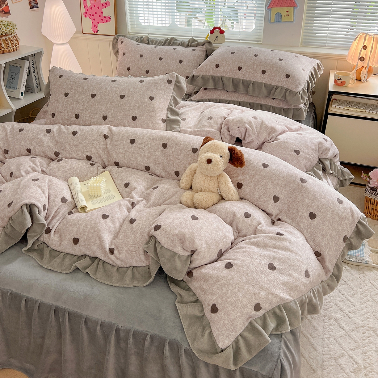 91家纺网 家纺一手货源 找家纺 富米莱（原臻工厂） 2025新款热卖舒适花边牛奶绒床盖床裙床单四件套 心尖尖-灰