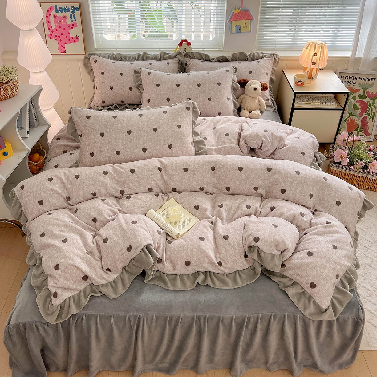 91家纺网 家纺一手货源 找家纺 富米莱（原臻工厂） 2025新款热卖舒适花边牛奶绒床盖床裙床单四件套 心尖尖-灰