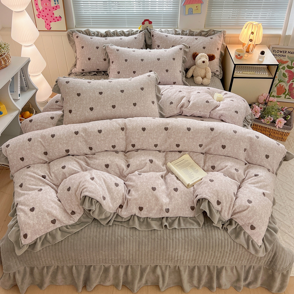 91家纺网 家纺一手货源 找家纺 富米莱（原臻工厂） 2025新款热卖舒适花边牛奶绒床盖床裙床单四件套 心尖尖-灰