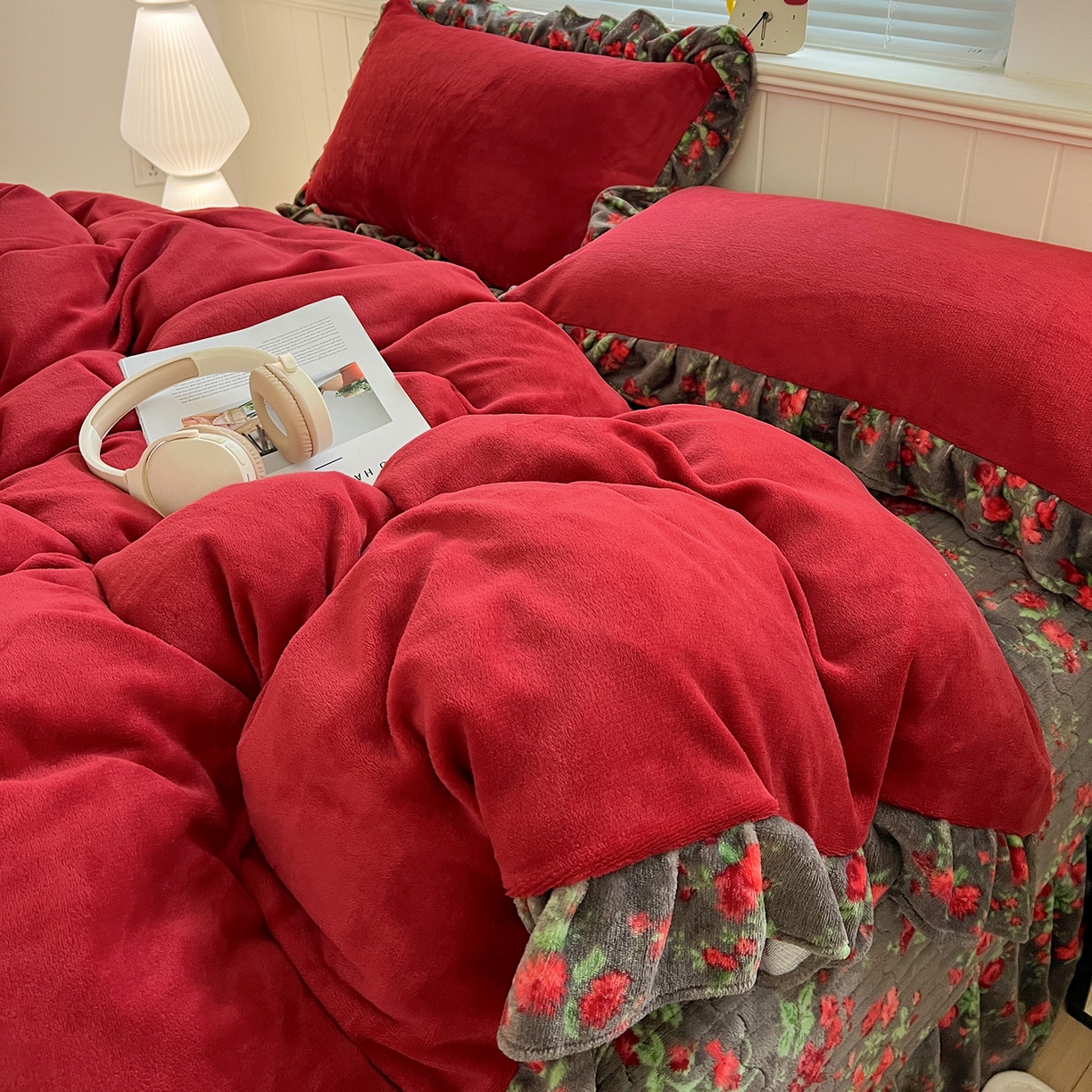 91家纺网 家纺一手货源 找家纺 富米莱（原臻工厂） 2025新款热卖舒适花边牛奶绒床盖床裙床单四件套 番喜-红