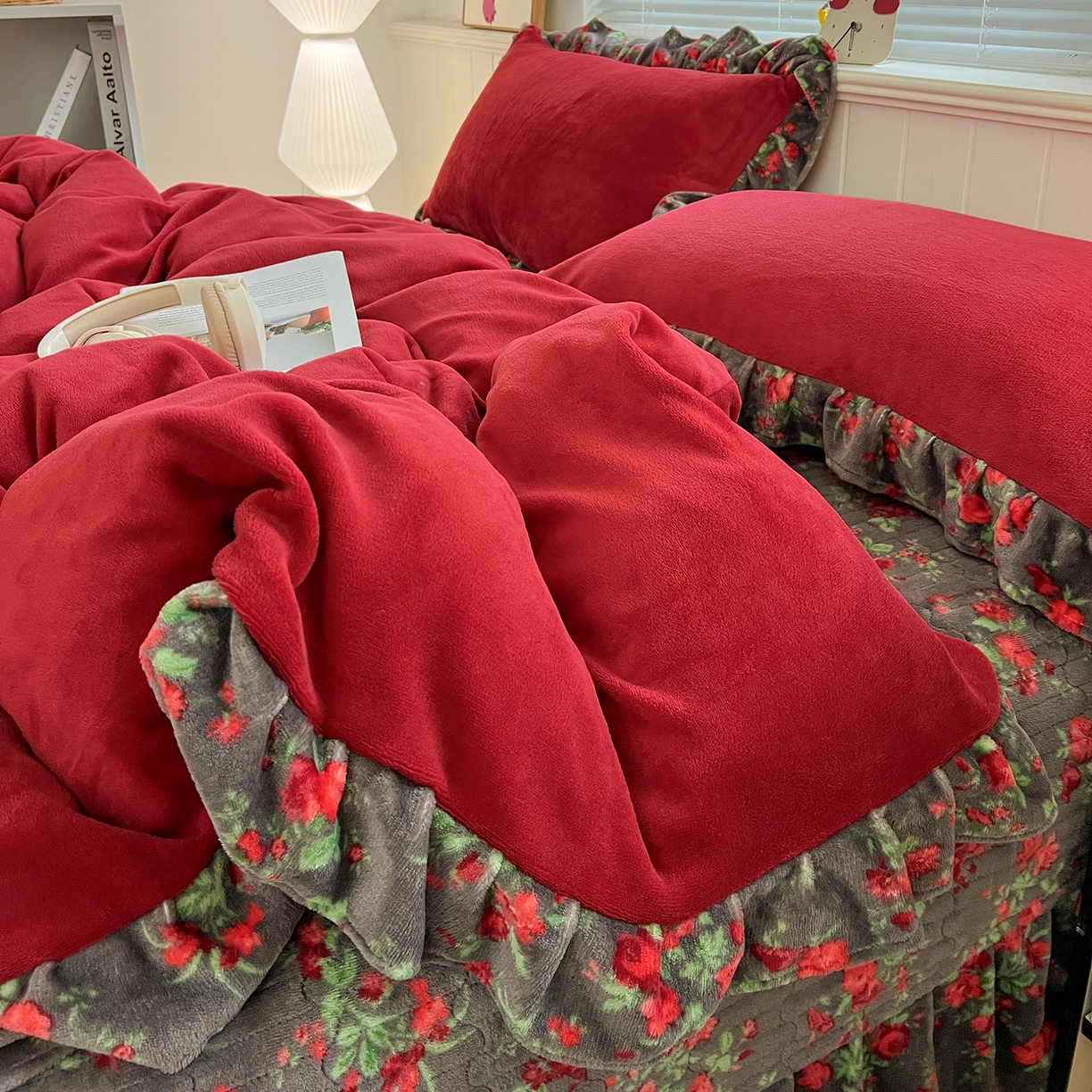 91家纺网 家纺一手货源 找家纺 富米莱（原臻工厂） 2025新款热卖舒适花边牛奶绒床盖床裙床单四件套 番喜-红