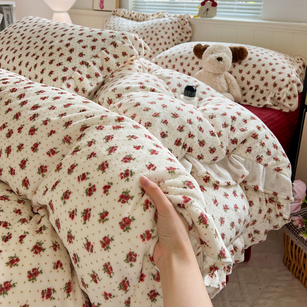 91家纺网 家纺一手货源 找家纺 富米莱（原臻工厂） 2025新款热卖舒适花边牛奶绒床盖床裙床单四件套 玫瑰的故事