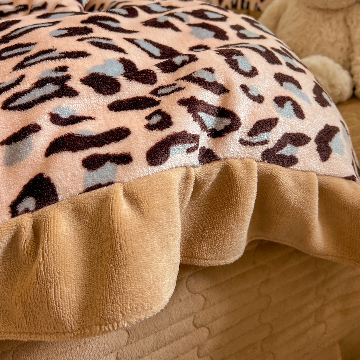 91家纺网 家纺一手货源 找家纺 富米莱（原臻工厂） 2025新款热卖舒适花边牛奶绒床盖床裙床单四件套 洋气豹纹-浅咖