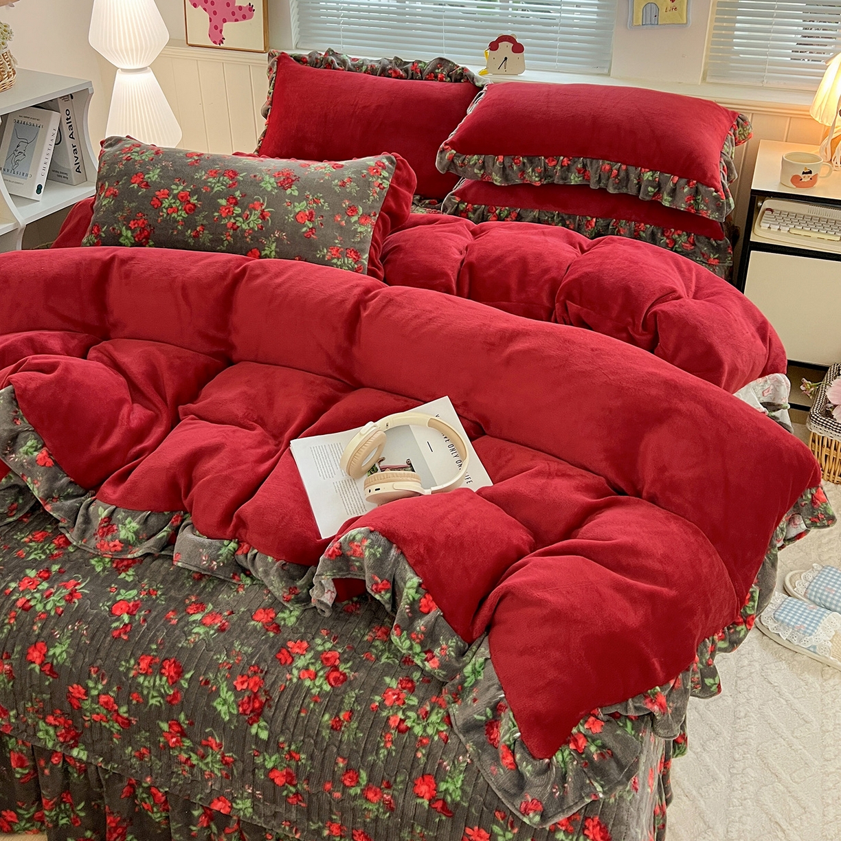 91家纺网 家纺一手货源 找家纺 富米莱（原臻工厂） 2025新款热卖舒适花边牛奶绒床盖床裙床单四件套 番喜-红