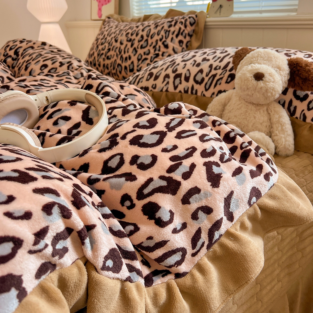 91家纺网 家纺一手货源 找家纺 富米莱（原臻工厂） 2025新款热卖舒适花边牛奶绒床盖床裙床单四件套 洋气豹纹-浅咖