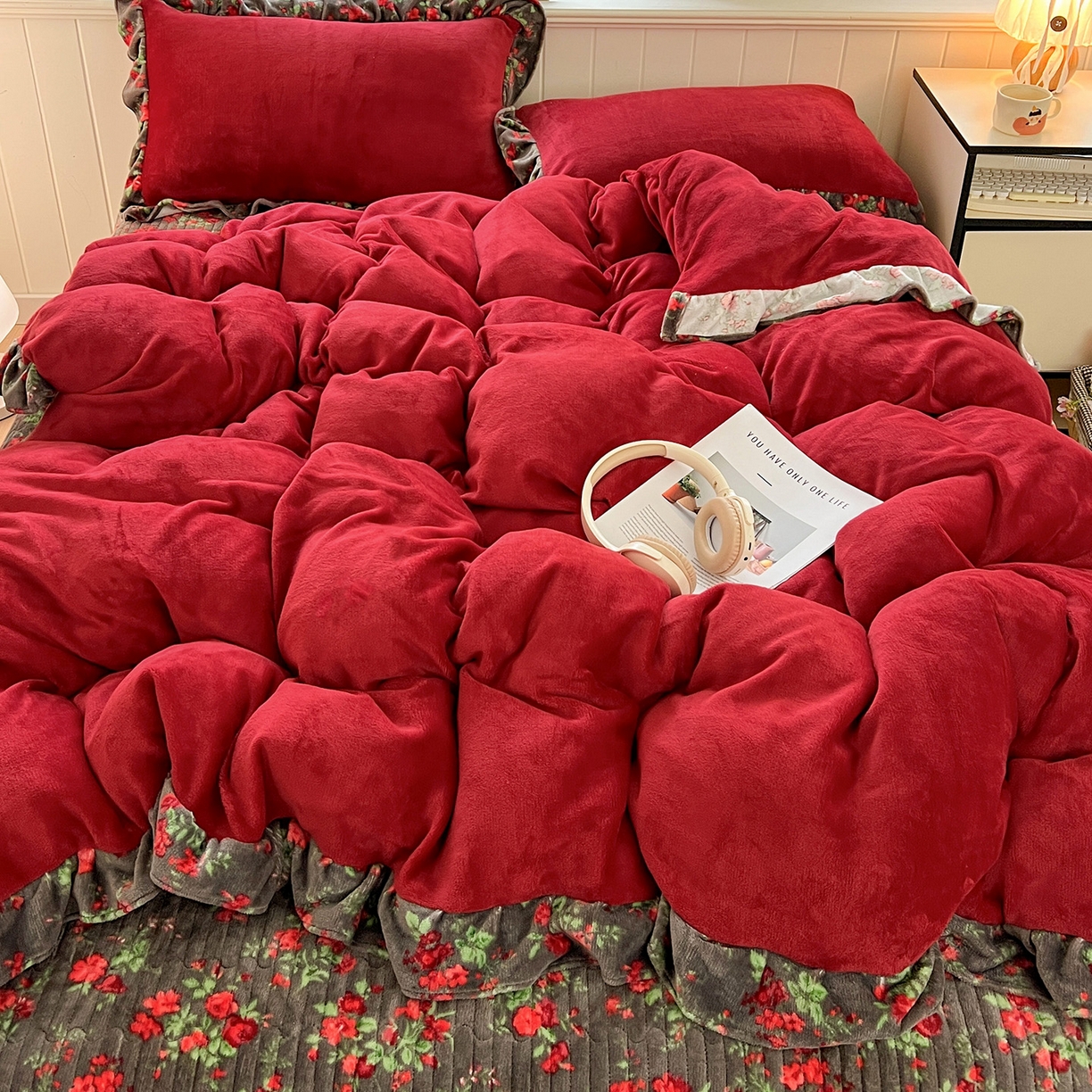 91家纺网 家纺一手货源 找家纺 富米莱（原臻工厂） 2025新款热卖舒适花边牛奶绒床盖床裙床单四件套 番喜-红