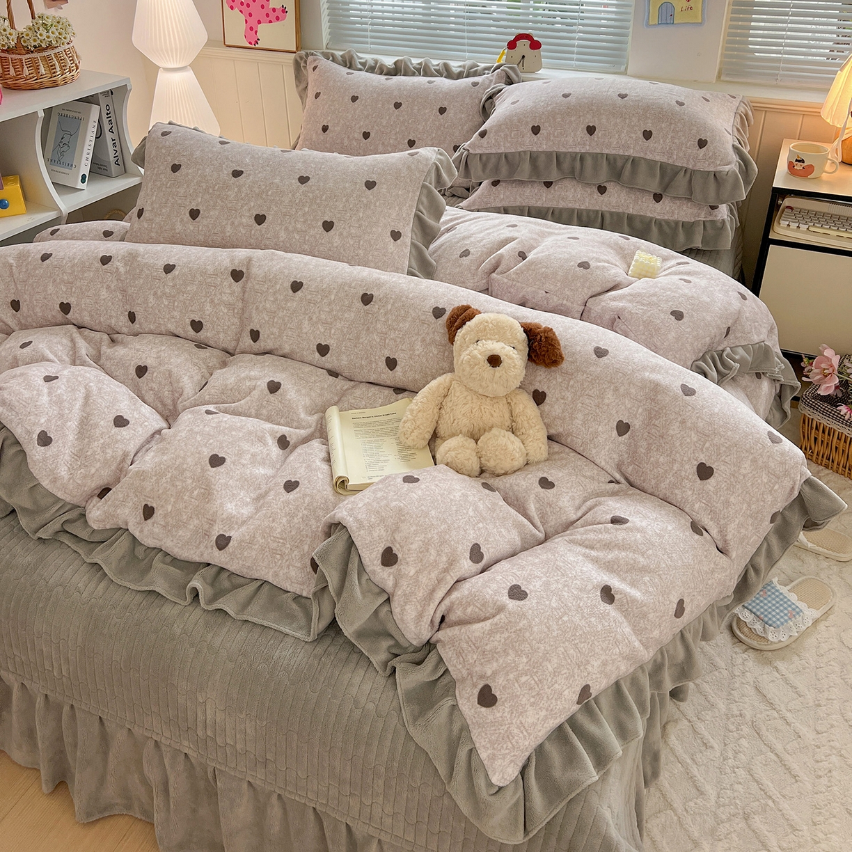 91家纺网 家纺一手货源 找家纺 富米莱（原臻工厂） 2025新款热卖舒适花边牛奶绒床盖床裙床单四件套 心尖尖-灰