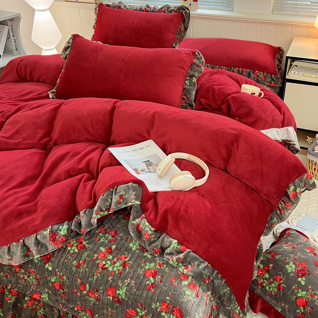 91家纺网 家纺一手货源 找家纺 富米莱（原臻工厂） 2025新款热卖舒适花边牛奶绒床盖床裙床单四件套 番喜-红