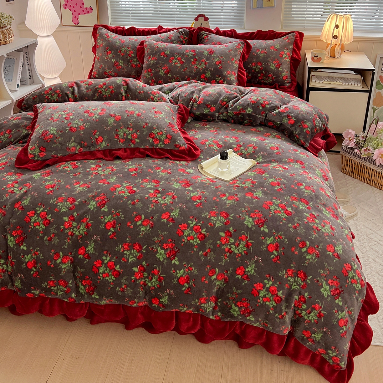 91家纺网 家纺一手货源 找家纺 富米莱（原臻工厂） 2025新款热卖舒适花边牛奶绒床盖床裙床单四件套 花妖