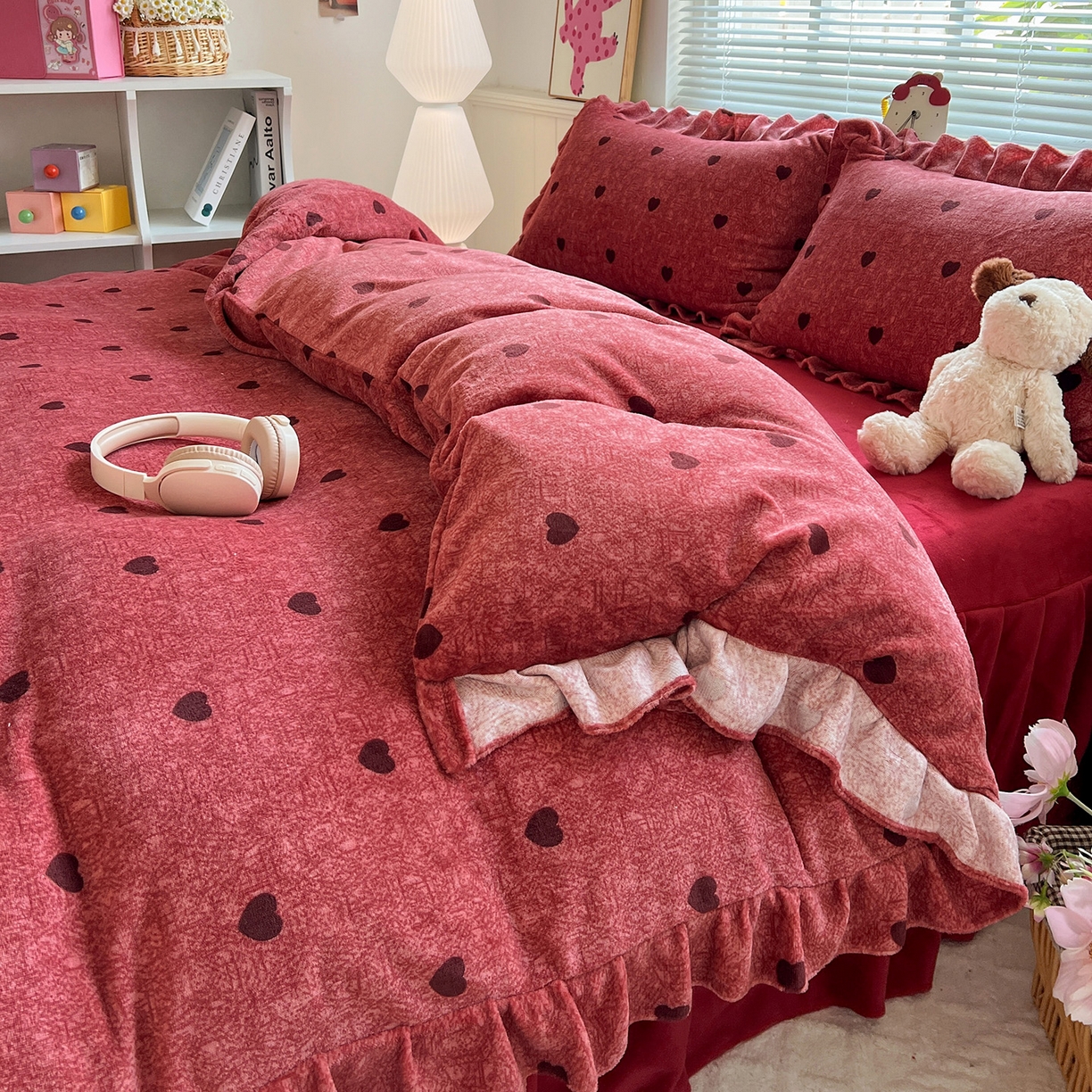 91家纺网 家纺一手货源 找家纺 富米莱（原臻工厂） 2025新款热卖舒适花边牛奶绒床盖床裙床单四件套 心尖尖-红