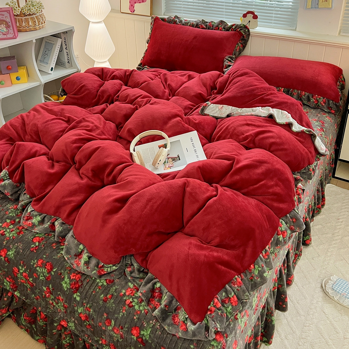 91家纺网 家纺一手货源 找家纺 富米莱（原臻工厂） 2025新款热卖舒适花边牛奶绒床盖床裙床单四件套 番喜-红