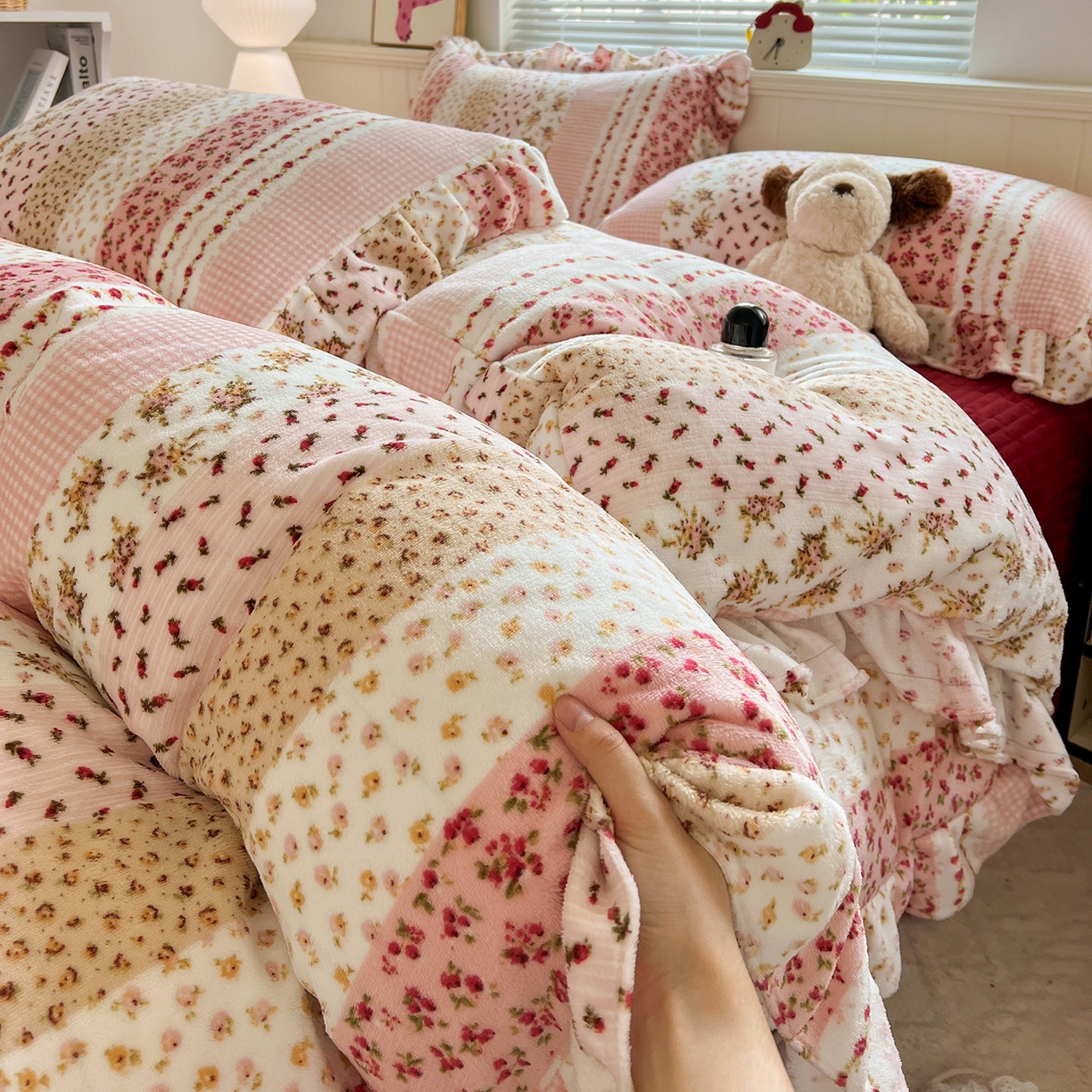 91家纺网 家纺一手货源 找家纺 富米莱（原臻工厂） 2025新款热卖舒适花边牛奶绒床盖床裙床单四件套 花栖礼