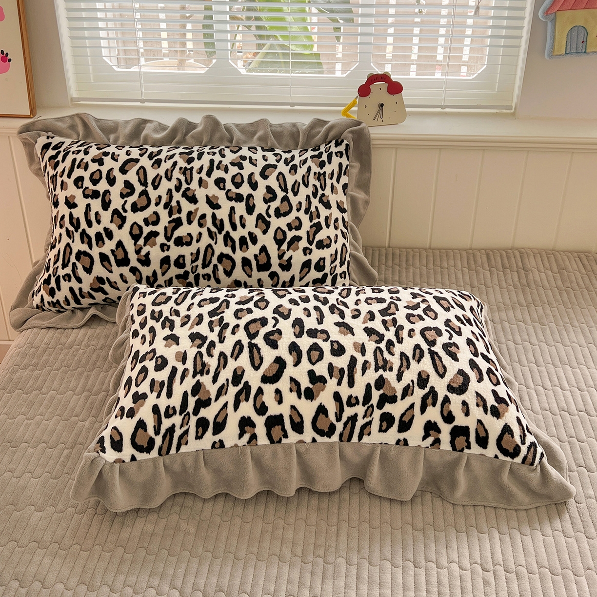 91家纺网 家纺一手货源 找家纺 富米莱（原臻工厂） 2025新款热卖舒适花边牛奶绒床盖床裙床单四件套 洋气豹纹-灰